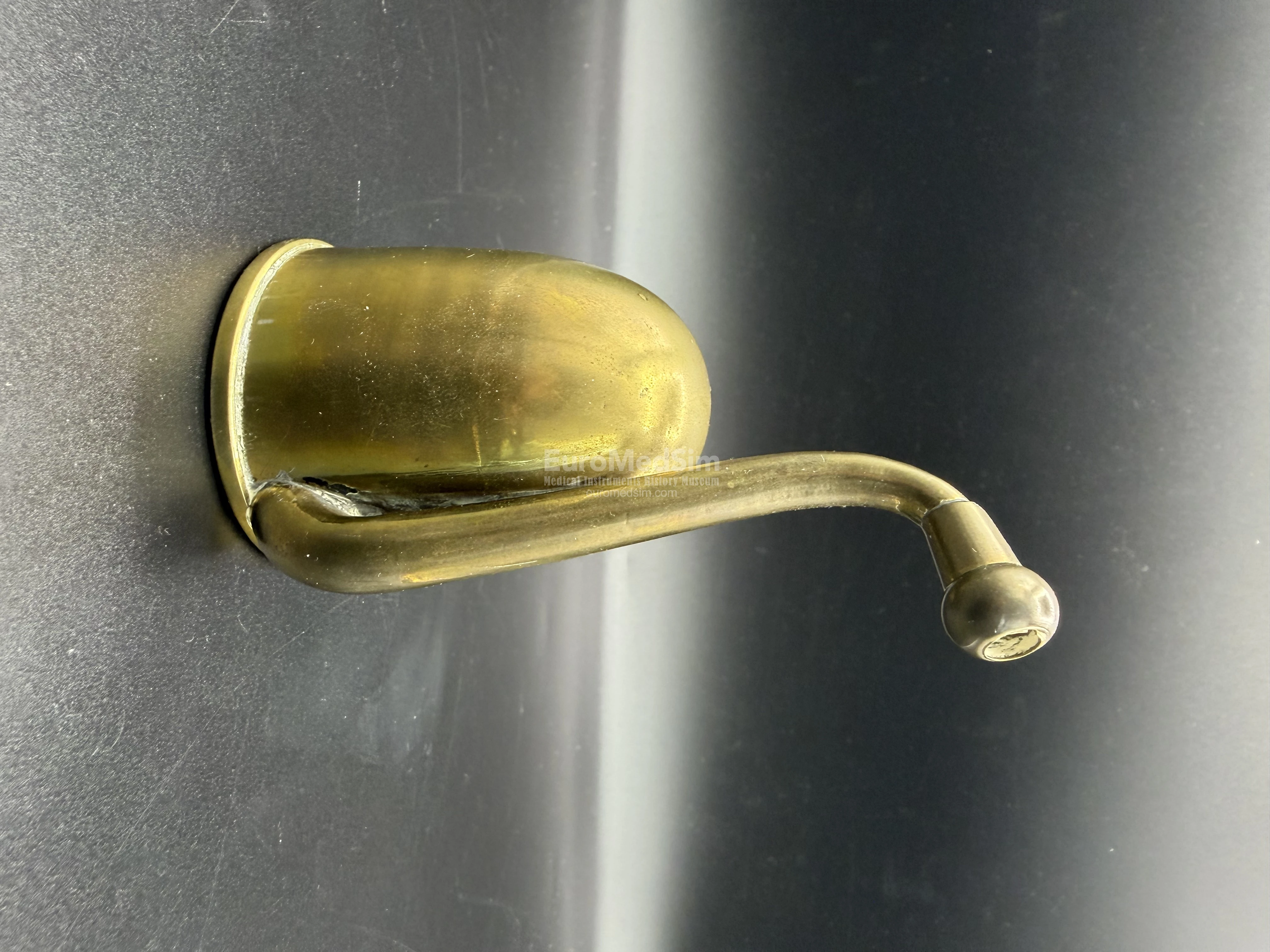 The U-shaped design of the earpiece not only resembled a “swan’s neck,” but also allowed it to collect sound focused by a spherical bell and transmit it to the ear in a compact form. England, ca. 1880.