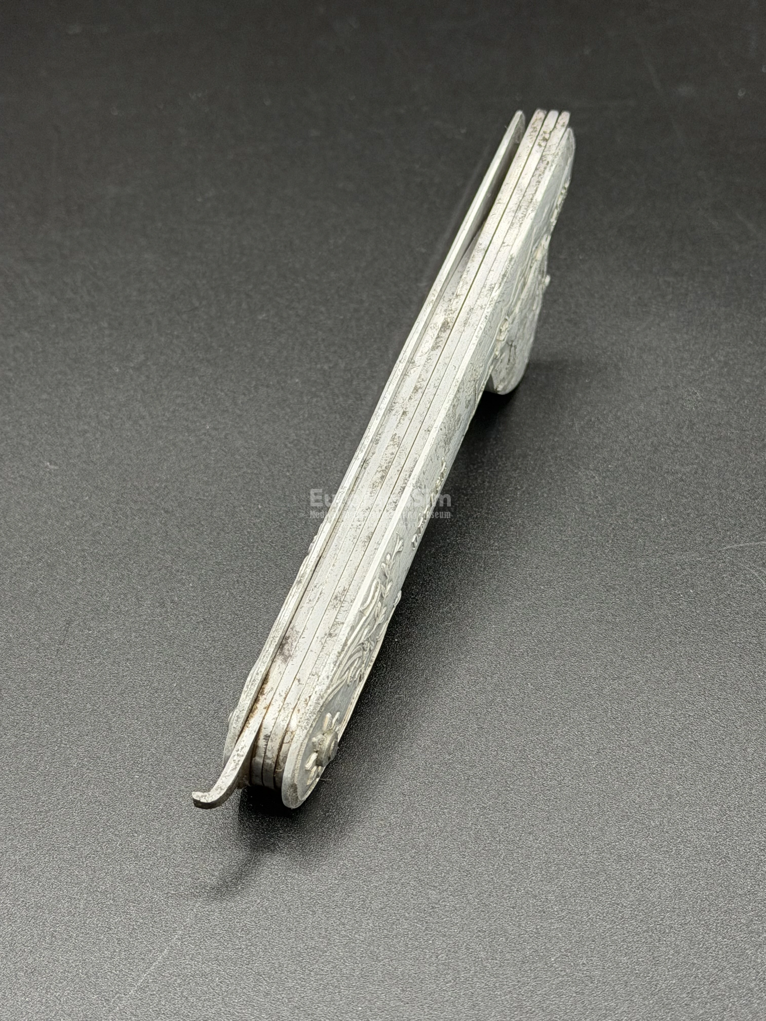 Side (end) view of the vintage French multi-bladed fleam, ca. 1895