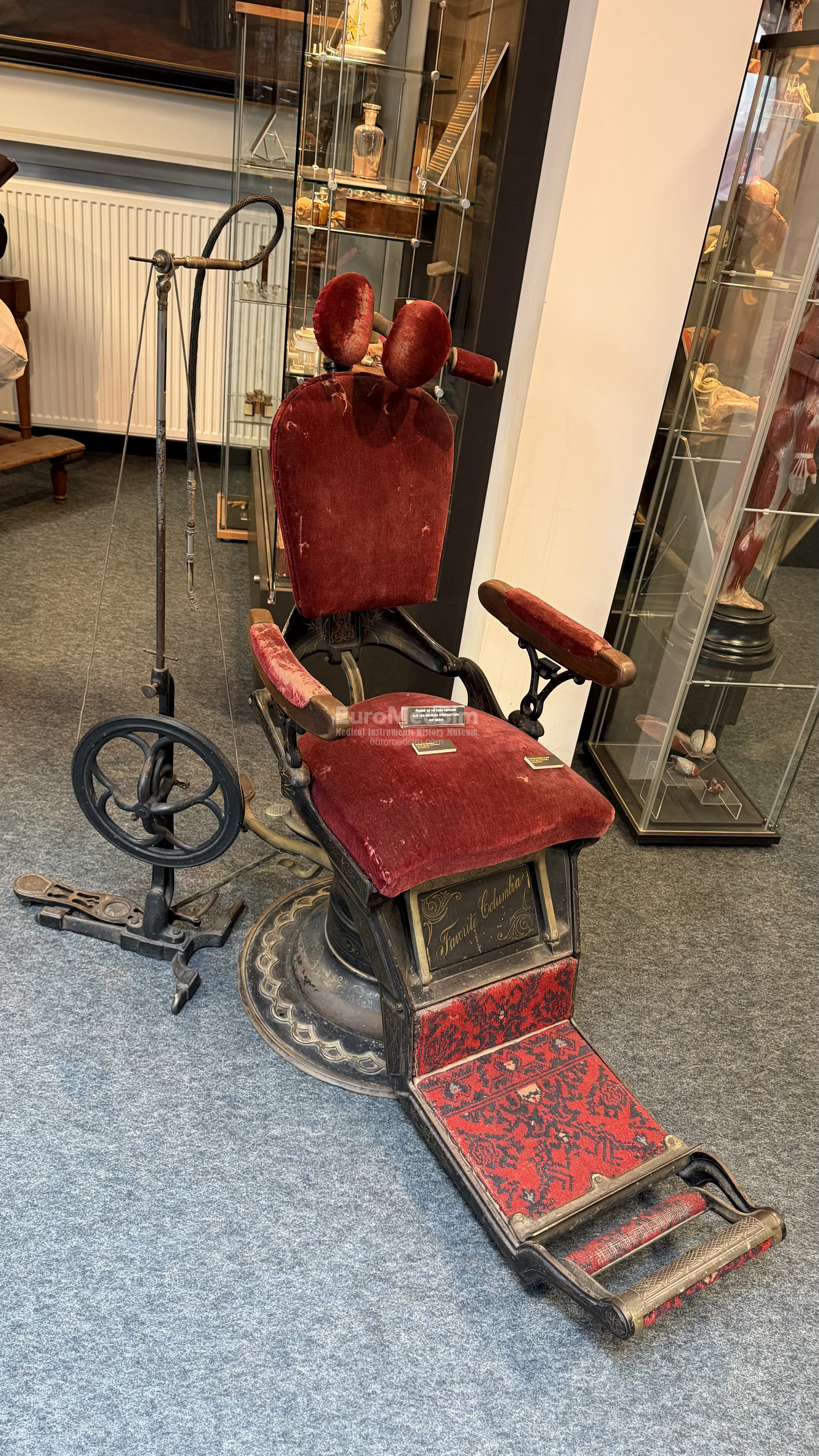 The mechanical foot-pedal-dental engine and dental chair "The Favorite Columbia" (The Ritter Dental Mit freundlichen Grüßen. Co. of Rochester, NY, USA, ca. 1900). The Musée de la Médecine , Anderlecht, Belgium