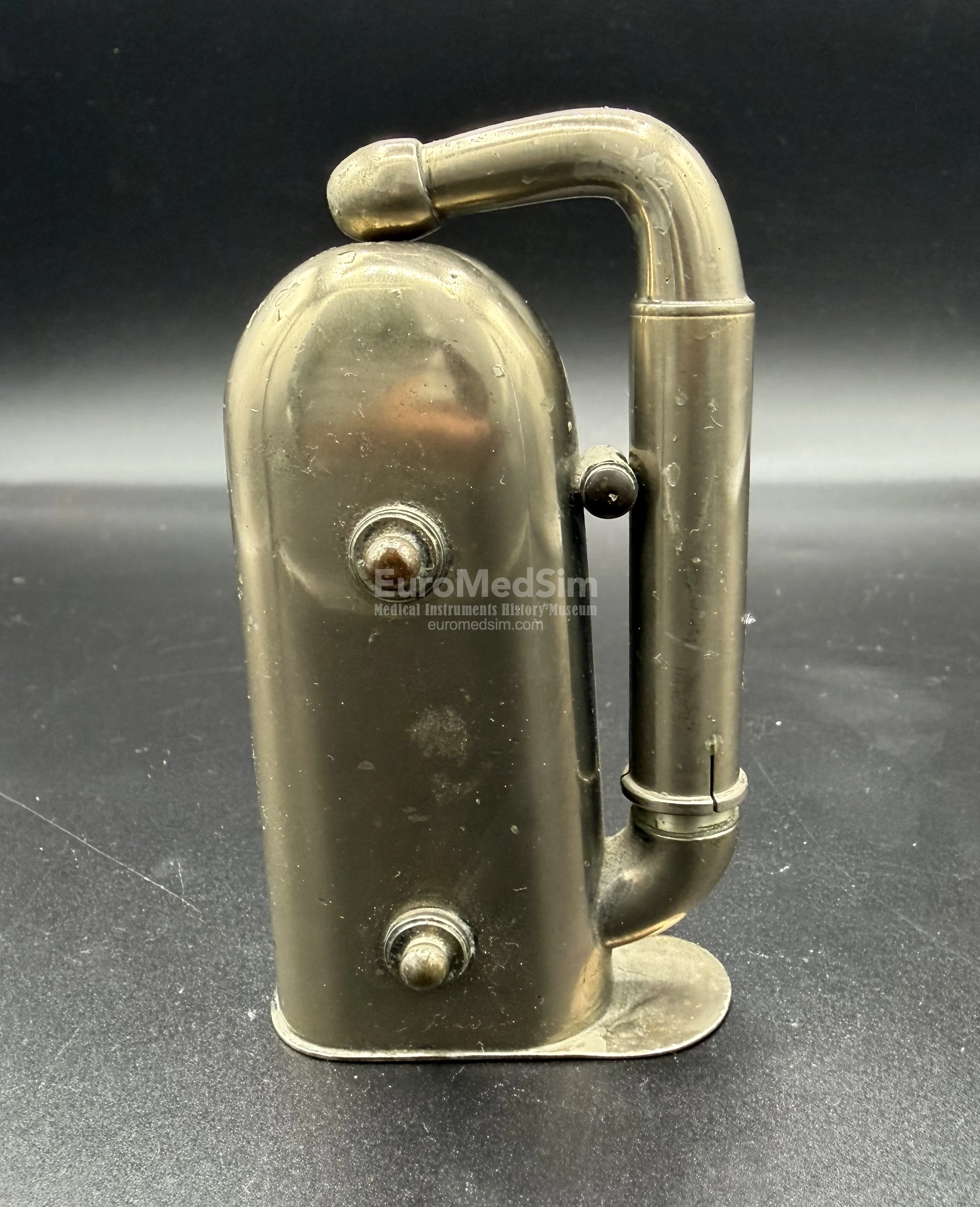 This design features a U-shaped telescopic tube that goes from the center of the bell, arches outward through the side wall, and ends at the ear. Tube coudl be extended and rotated. English, c.1880