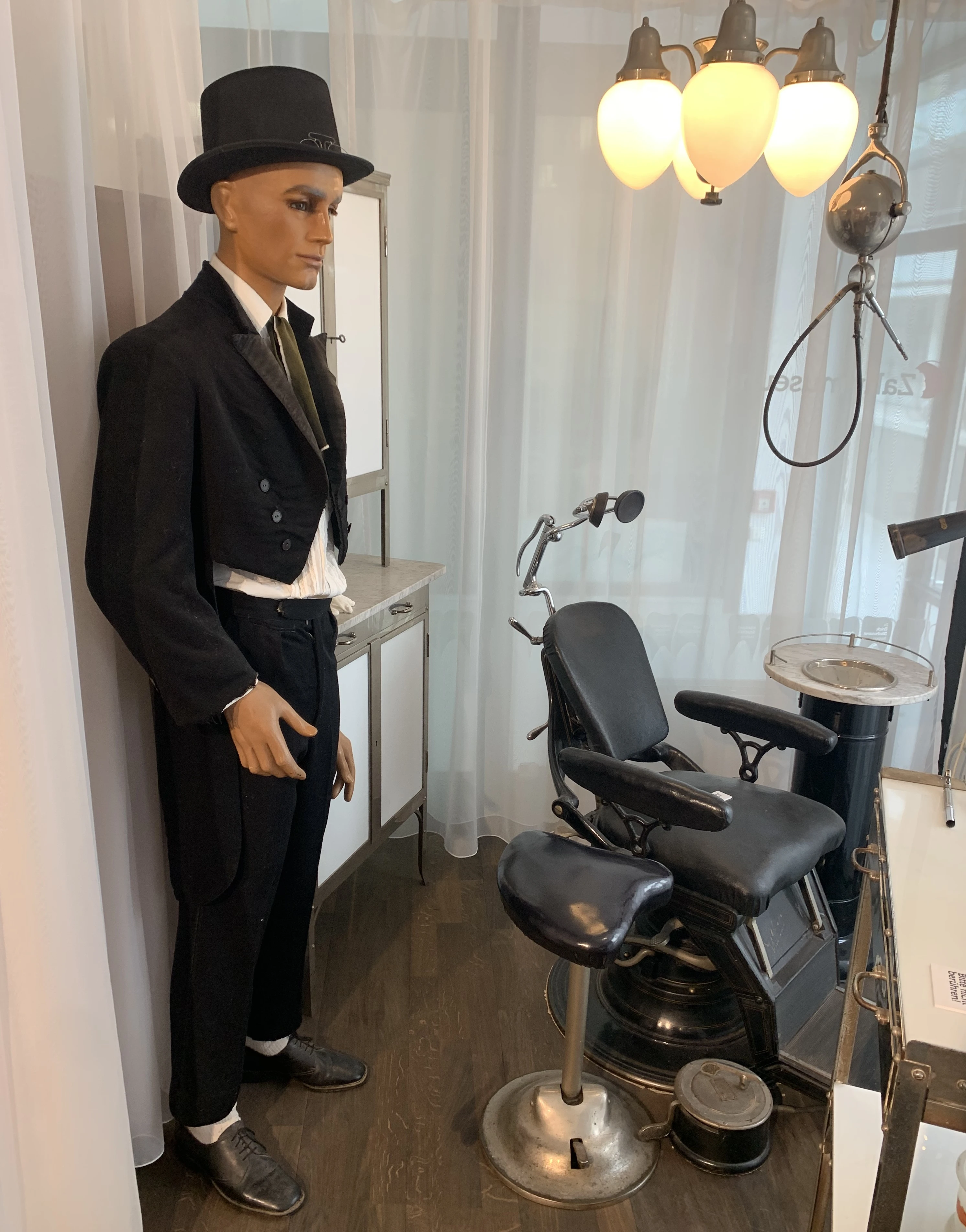 Altwiener Nobelpraxis, around 1900. Photo of 2022. Zahnmuseum  Linz