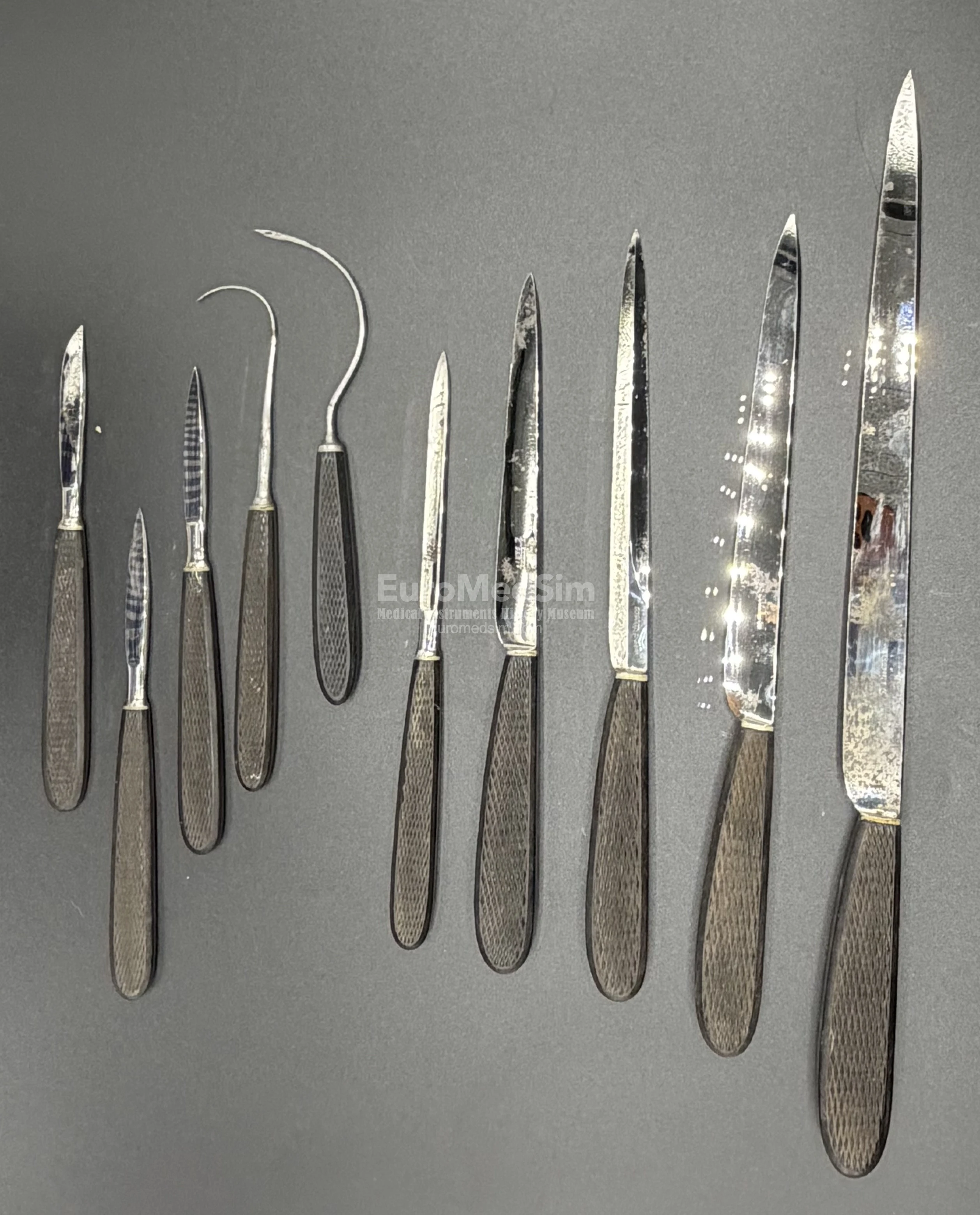 Instruments contained in the lower compartment (except for haemostatic strap)