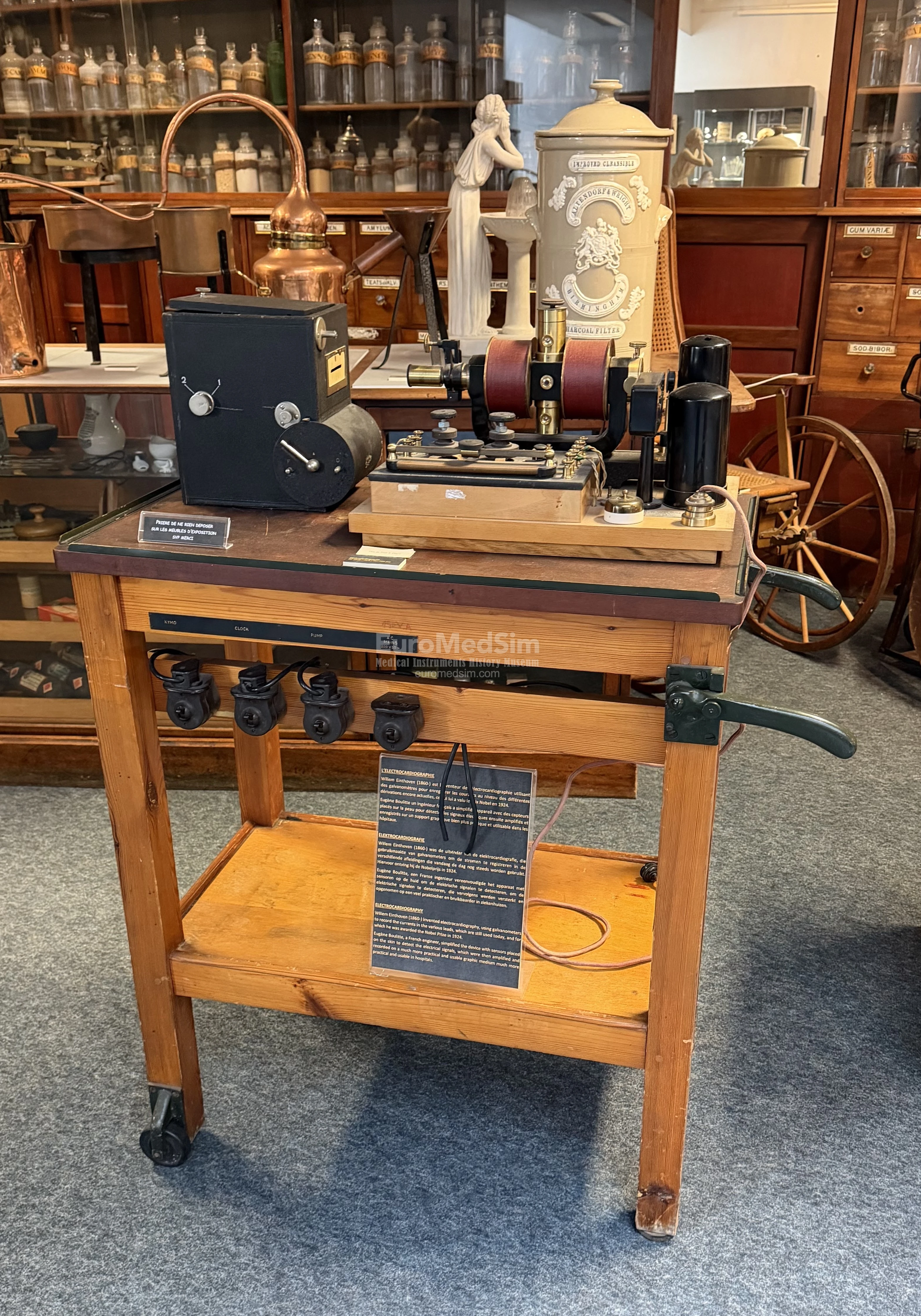 One of the earliest models of the Electrocardiograph by Eugène Boulitte, a French engineer, simplified the device with sensors placed on the skin to detect the electrical signals. First half 20 cent. The Museum of Medicine, Campus Erasme of the FLB.
