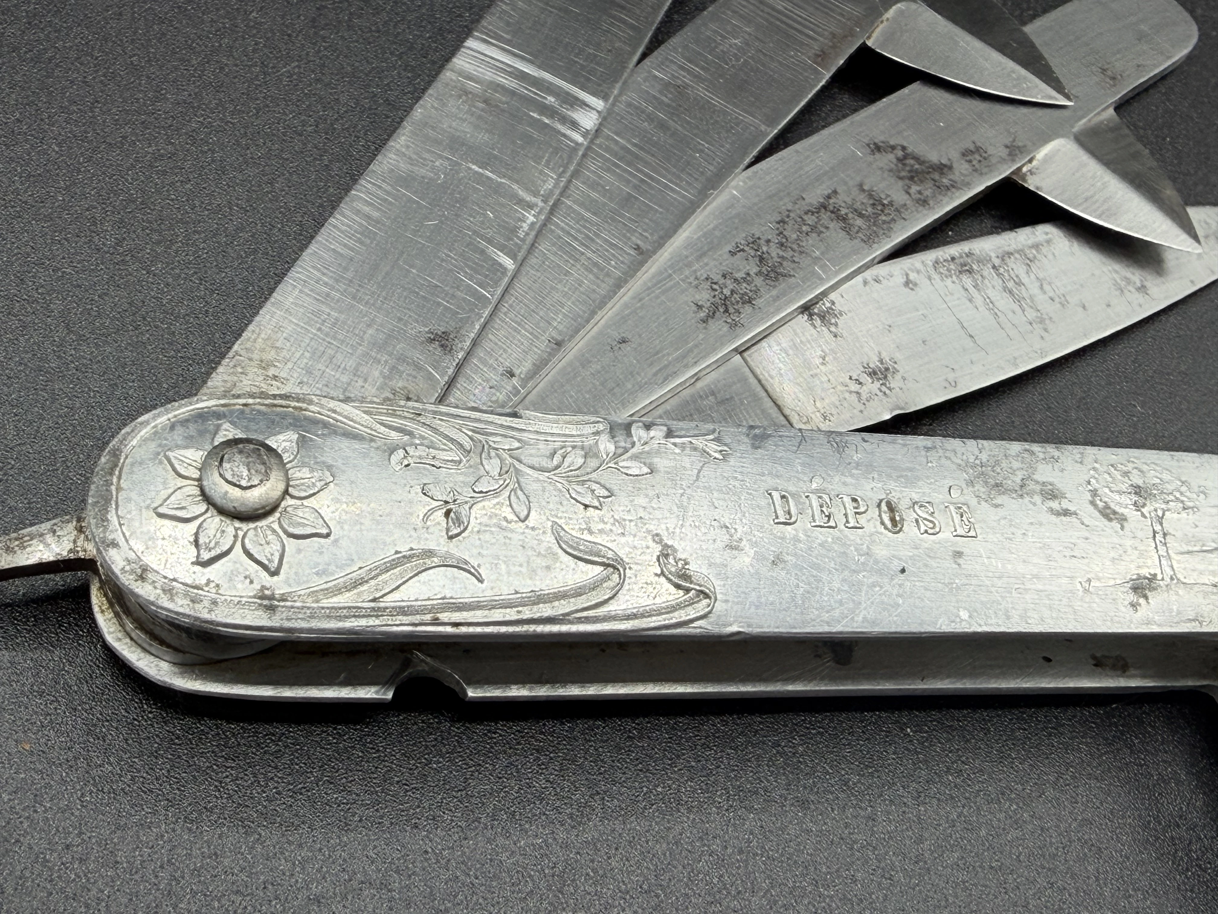 "Déposé" engraving. Detail of the Art Nouveau aluminium scale of the vintage French multi-bladed fleam.