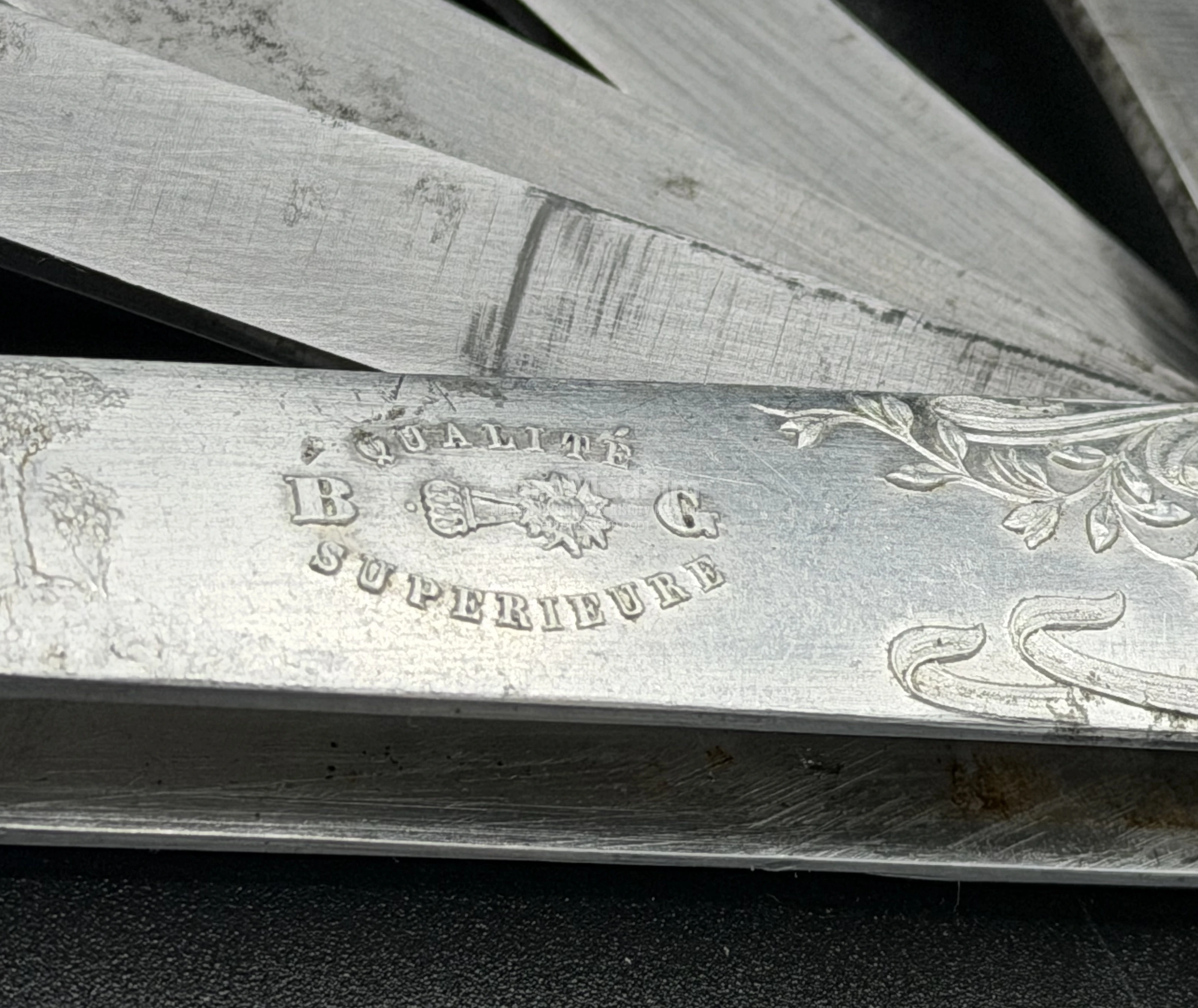 "Qualité superieure. B.G." engraving. Detail of the Art Nouveau aluminium scale of the vintage French multi-bladed fleam.