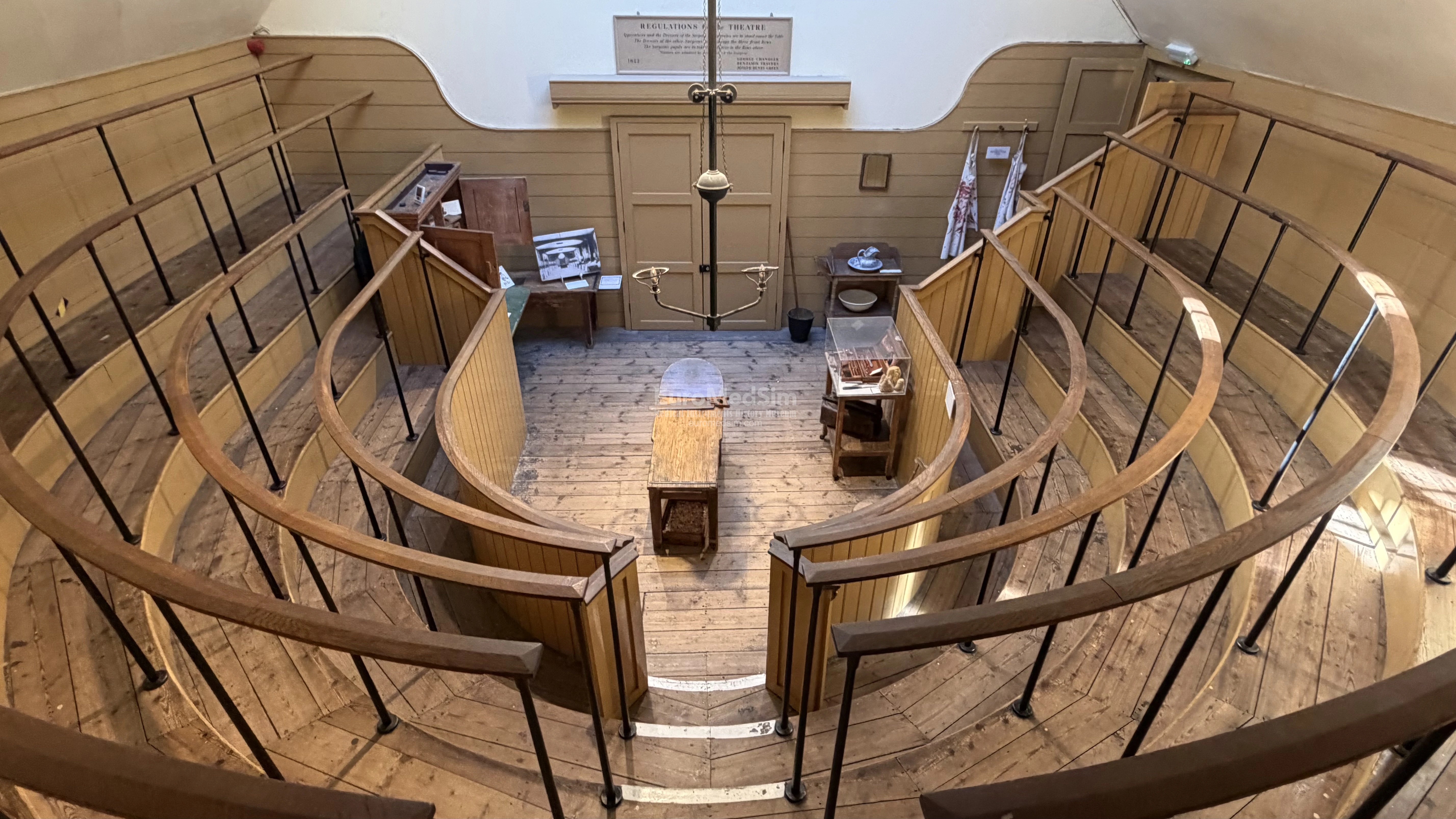 During the operations, the skylights served as the main source of light. The table is surrounded by a gallery with railings, forming rows of standing room for about 100 observers