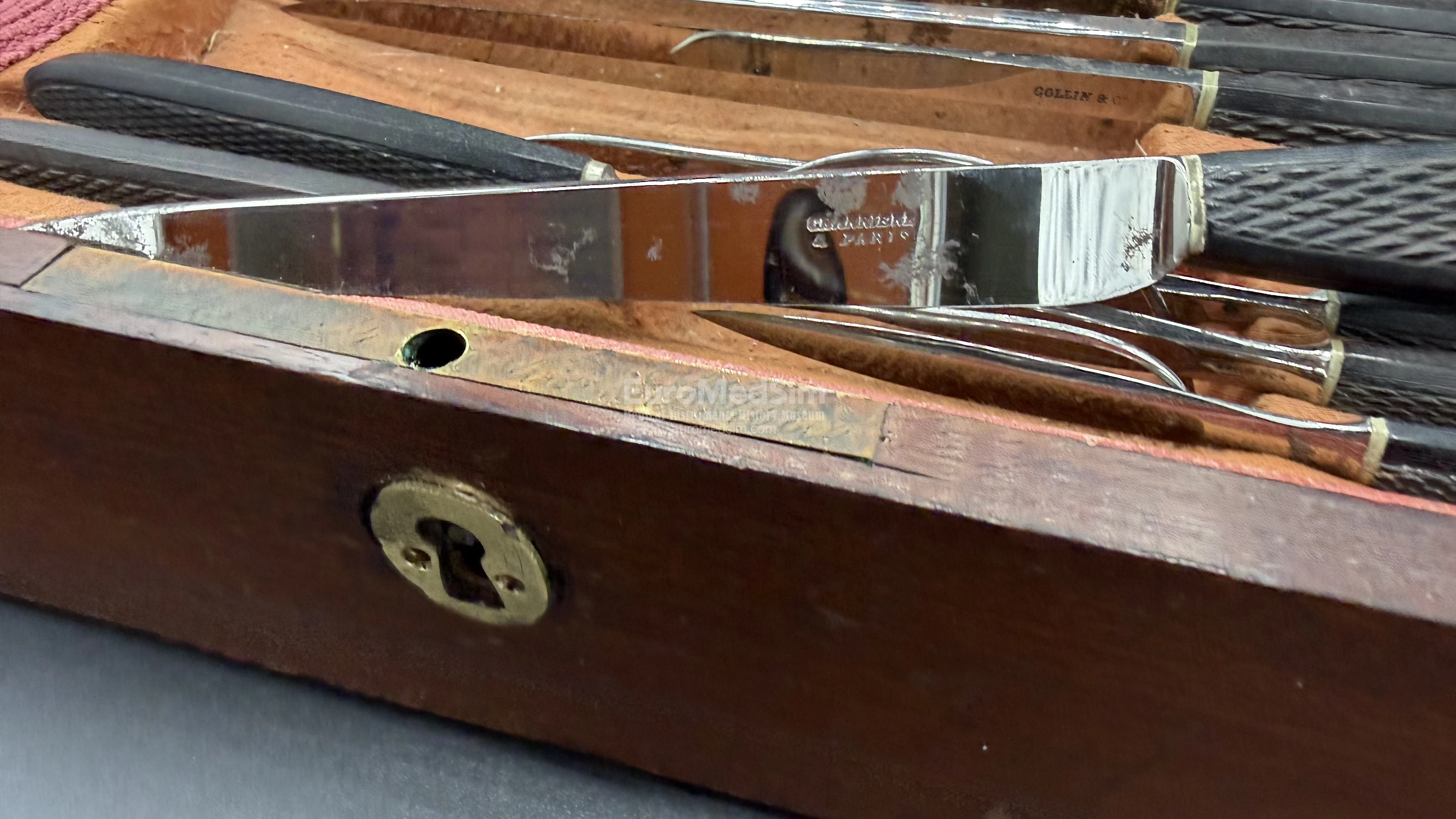 The inner plate of the lock is engraved with calligraphic handwriting: Mers Charrière / Collin & Cie, Paris.